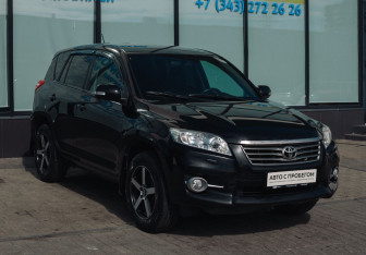 Подержанный автомобиль Toyota RAV4 2011 года (7 фото)