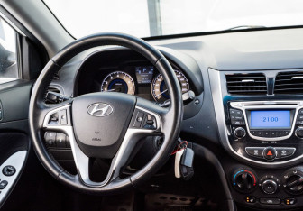 Подержанный автомобиль Hyundai Solaris Sedan 2011 года (11 фото)