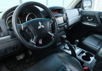 Подержанный автомобиль Mitsubishi Pajero 2013 года (9 фото)
