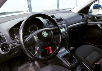 Подержанный автомобиль Skoda Octavia Liftback 2012 года (12 фото)