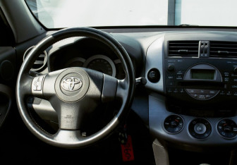 Подержанный автомобиль Toyota RAV4 2006 года (18 фото)