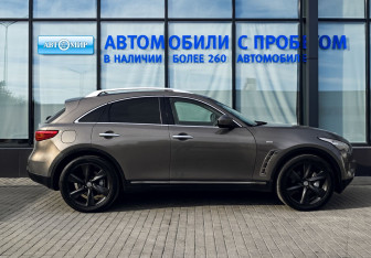 Подержанный автомобиль Infiniti FX 2011 года (6 фото)