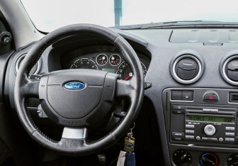 Подержанный автомобиль Ford Fusion 2008 года (11 фото)