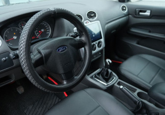 Подержанный автомобиль Ford Focus Sedan 2007 года (9 фото)