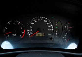 Подержанный автомобиль Mitsubishi Lancer Sedan 2000 года (16 фото)