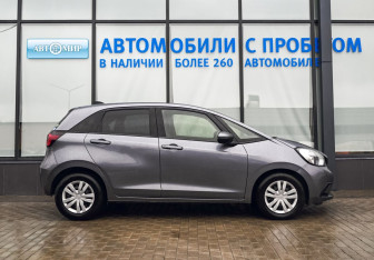 Подержанный автомобиль Honda Fit 2021 года (6 фото)