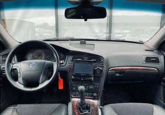 Подержанный автомобиль Volvo XC70 2006 года (12 фото)