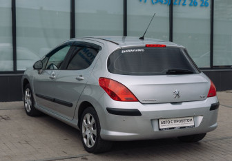 Подержанный автомобиль Peugeot 308 Hatchback 2010 года (3 фото)