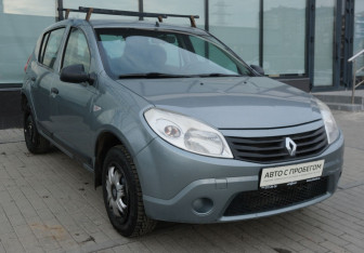 Подержанный автомобиль Renault Sandero 2010 года (7 фото)