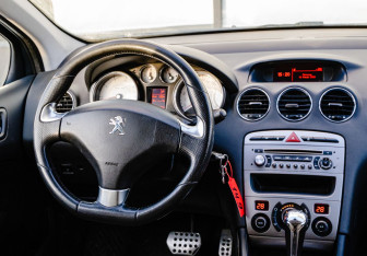 Подержанный автомобиль Peugeot 408 2014 года (11 фото)