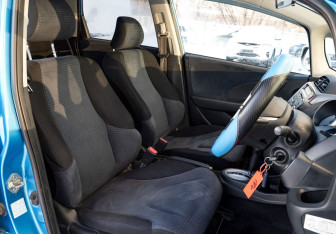Подержанный автомобиль Honda Fit 2008 года (13 фото)