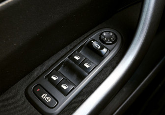 Подержанный автомобиль Peugeot 308 Hatchback 2010 года (15 фото)