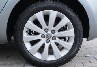 Подержанный автомобиль Opel Astra Hatchback 2011 года (20 фото)