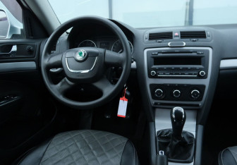 Подержанный автомобиль Skoda Octavia Liftback 2012 года (10 фото)