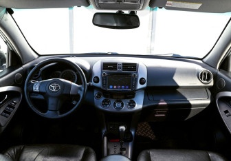 Подержанный автомобиль Toyota RAV4 2007 года (12 фото)