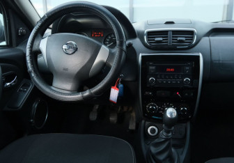 Подержанный автомобиль Nissan Terrano 2014 года (10 фото)