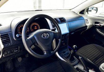 Подержанный автомобиль Toyota Corolla Sedan 2007 года (13 фото)