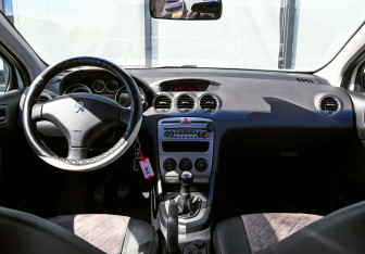 Подержанный автомобиль Peugeot 408 2013 года (17 фото)