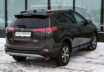 Подержанный автомобиль Toyota RAV4 2018 года (5 фото)