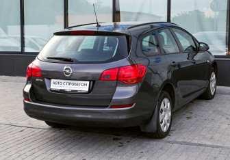 Подержанный автомобиль Opel Astra Wagon 2012 года (5 фото)