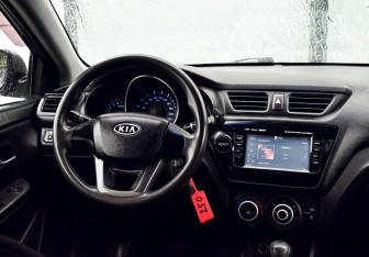 Подержанный автомобиль Kia Rio Sedan 2012 года (17 фото)