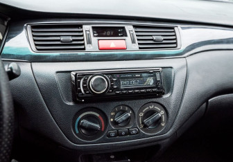 Подержанный автомобиль Mitsubishi Lancer Sedan 2004 года (13 фото)