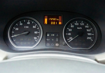 Подержанный автомобиль Renault Sandero 2011 года (11 фото)