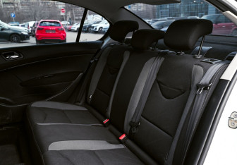 Подержанный автомобиль Peugeot 408 2016 года (15 фото)