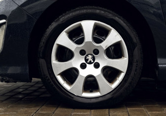Подержанный автомобиль Peugeot 308 Hatchback 2012 года (20 фото)