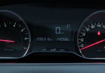 Подержанный автомобиль Peugeot 208 2013 года (13 фото)