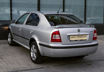 Подержанный автомобиль Skoda Octavia Liftback 2006 года (3 фото)