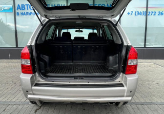 Подержанный автомобиль Hyundai Tucson 2008 года (16 фото)