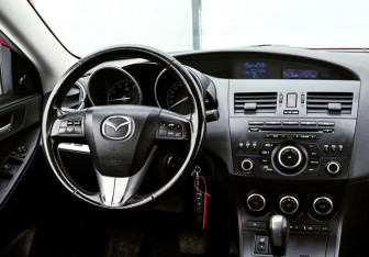 Подержанный автомобиль Mazda 3 Hatchback 2011 года (11 фото)