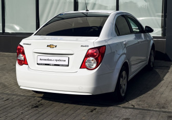 Подержанный автомобиль Chevrolet Aveo Sedan 2015 года (5 фото)