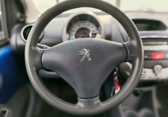 Подержанный автомобиль Peugeot 107 2009 года (12 фото)