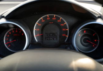 Подержанный автомобиль Honda Fit 2008 года (15 фото)