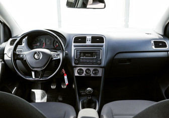 Подержанный автомобиль Volkswagen Polo Sedan 2016 года (18 фото)