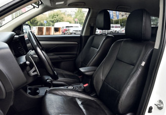Подержанный автомобиль Mitsubishi Outlander 2012 года (16 фото)