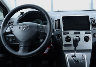 Подержанный автомобиль Toyota Corolla Verso 2006 года (10 фото)