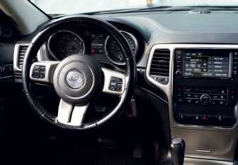 Подержанный автомобиль Jeep Grand Cherokee 2011 года (20 фото)