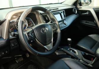 Подержанный автомобиль Toyota RAV4 2014 года (9 фото)