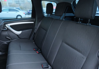 Подержанный автомобиль Nissan Terrano 2014 года (17 фото)