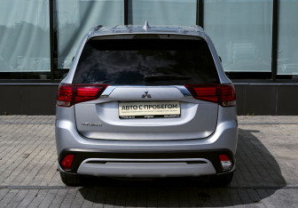 Подержанный автомобиль Mitsubishi Outlander 2020 года (4 фото)