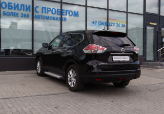Подержанный автомобиль Nissan X-Trail 2015 года (3 фото)