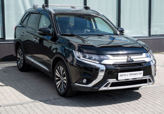 Подержанный автомобиль Mitsubishi Outlander 2018 года (7 фото)