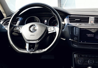 Подержанный автомобиль Volkswagen Tiguan 2017 года (19 фото)