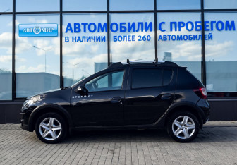 Подержанный автомобиль Renault Sandero 2017 года (2 фото)