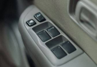 Подержанный автомобиль Nissan Cube 2001 года (12 фото)