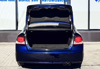 Подержанный автомобиль Honda Civic Sedan 2011 года (18 фото)