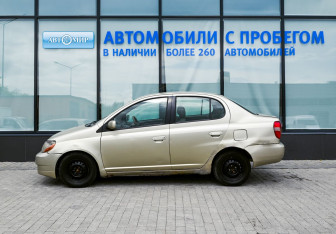 Подержанный автомобиль Toyota Platz 2000 года (2 фото)